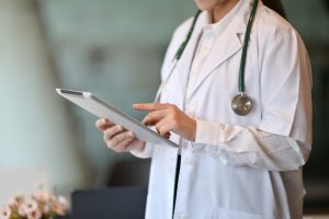 Zoom sur un médecin utilisant une tablette